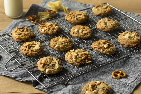 Malsana Fatti Casa Spazzatura Biscotti Con Patatine Cioccolato Pretzels Avena — Foto Stock