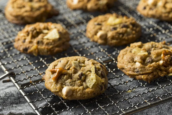 Ohälsosamma Hemmagjord Sopor Cookies Med Choklad Chips Pretzels Havre — Stockfoto