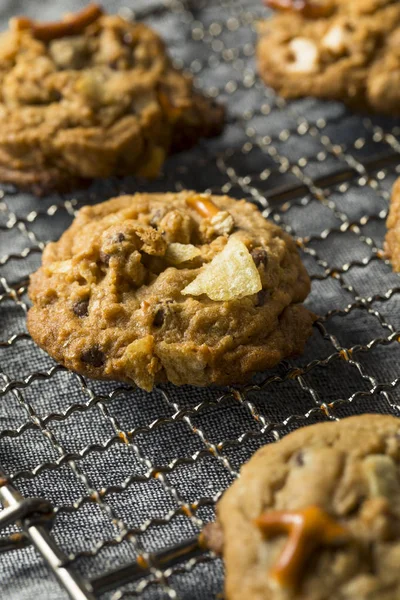 Ohälsosamma Hemmagjord Sopor Cookies Med Choklad Chips Pretzels Havre — Stockfoto