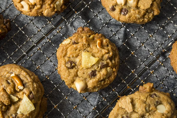 Ohälsosamma Hemmagjord Sopor Cookies Med Choklad Chips Pretzels Havre — Stockfoto