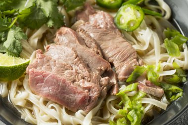 Ev yapımı et Vietnamca Pho çorbası ile sebzeler