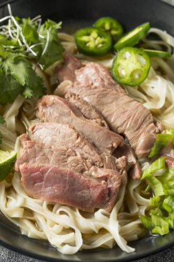 Ev yapımı et Vietnamca Pho çorbası ile sebzeler