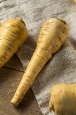 Ham organik kahverengi Parnsip kökleri hazır Cook için