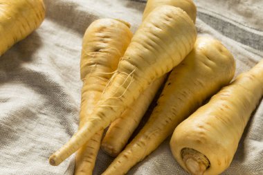 Ham organik kahverengi Parnsip kökleri hazır Cook için