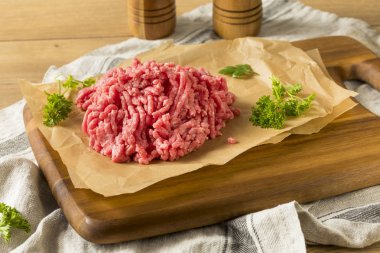 Organik ot beslenen yere kuzu eti hazır Cook için