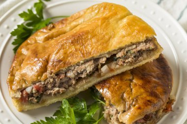 Ev yapımı kuzu ve domates Arayes Pide humus ile