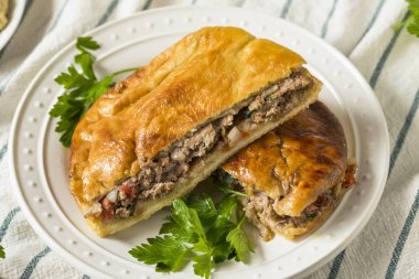 Ev yapımı kuzu ve domates Arayes Pide humus ile