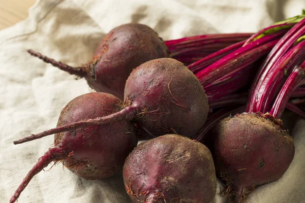 Radici Barbabietola Biologica Rossa Cruda Con Gambi — Foto Stock