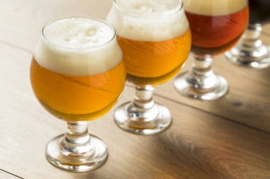 Lager IPA ve Porter ile ferahlatıcı soğuk bira uçuş