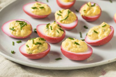 Ev yapımı pembe Chives ile baharatlı ve acılı yumurta turşusu