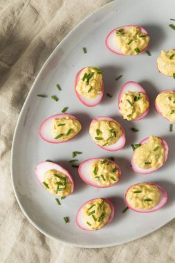 Ev yapımı pembe Chives ile baharatlı ve acılı yumurta turşusu