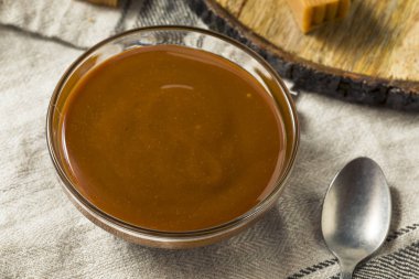 Tatlı ev yapımı karamel sos daldırma veya pişirme için