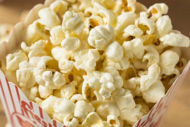 Tuz bir torba ile klasik tereyağlı sinema patlamış mısır