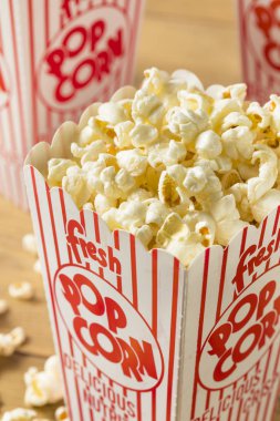 Tuz bir torba ile klasik tereyağlı sinema patlamış mısır