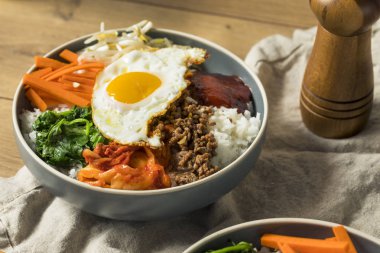 Biftek ve yumurta ile baharatlı ev yapımı Kore Bibimbap pirinç