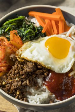 Biftek ve yumurta ile baharatlı ev yapımı Kore Bibimbap pirinç