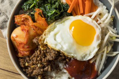 Biftek ve yumurta ile baharatlı ev yapımı Kore Bibimbap pirinç