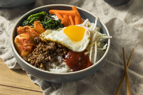 계란과 쇠고기 비빔밥 — 스톡 사진