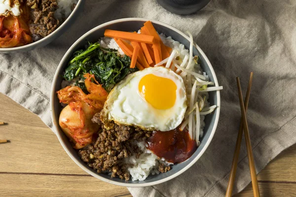 卵と牛肉のピリ辛自家製韓国ビビンバ ライス — ストック写真