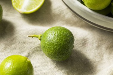 Ham yeşil organik Anahtar Limes bir kase