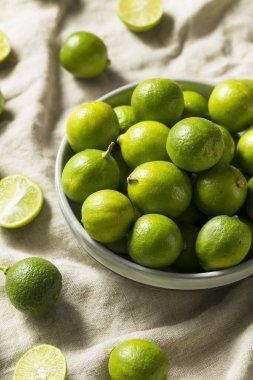 Ham yeşil organik Anahtar Limes bir kase