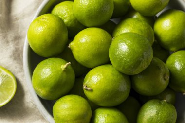Ham yeşil organik Anahtar Limes bir kase