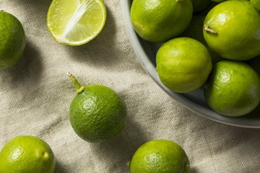 Ham yeşil organik Anahtar Limes bir kase