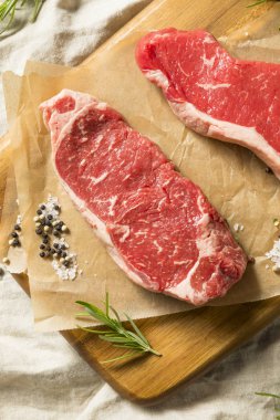 Ham çimen Fed Ny şerit biftek tuz ve biber ile