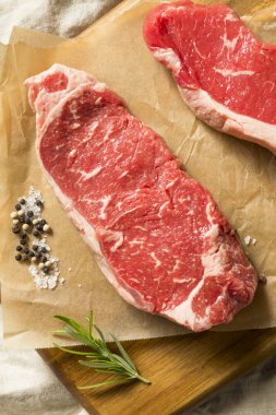 Ham çimen Fed Ny şerit biftek tuz ve biber ile