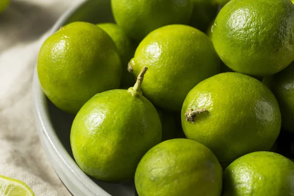 Ham Yeşil Organik Anahtar Limes Bir Kase — Stok fotoğraf