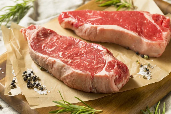 Ruwe Gras Gevoed Strip Steaks Met Zout Peper — Stockfoto