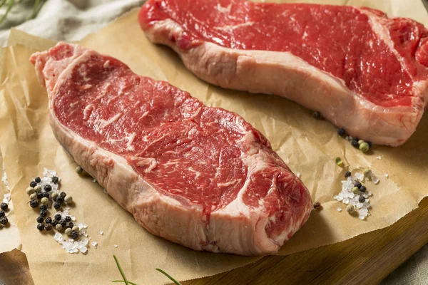 Raw Grass Fed Strip Steaks Salt Pepper — Stock Photo, Image