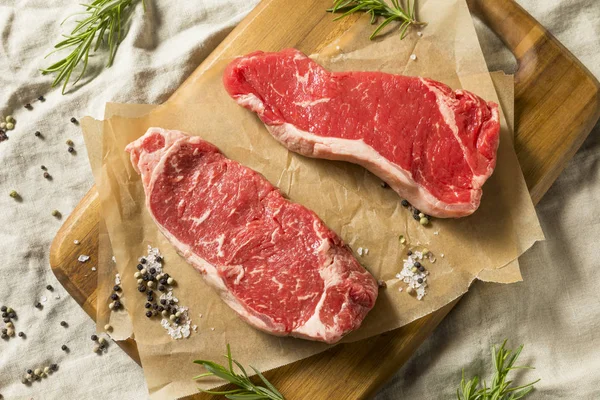 Grass Raw Fed Strip Steaks Avec Sel Poivre — Photo