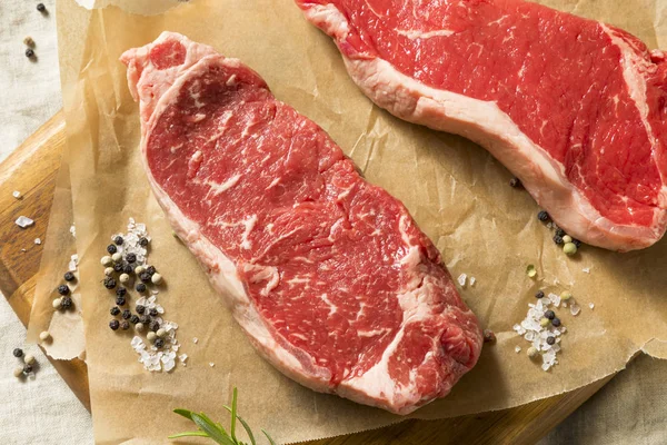Raw Grass Fed Strip Steaks Salt Pepper — Stock Photo, Image