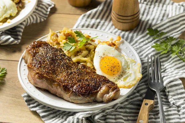自制牛排和鸡蛋早餐配土豆 — 图库照片
