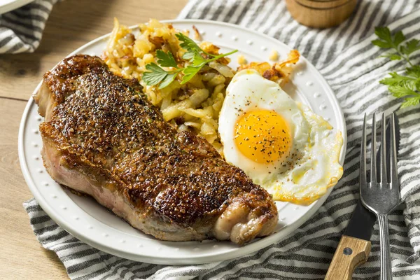 Yapımı Biftek Patates Ile Yumurta Kahvaltı — Stok fotoğraf