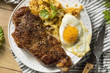 Ev yapımı biftek ve patates ile yumurta Kahvaltı