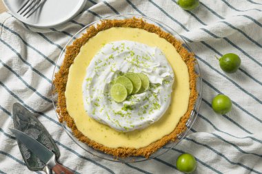 Tatlı ev yapımı limonlu turta lezzet ve krema ile