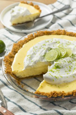 Tatlı ev yapımı limonlu turta lezzet ve krema ile