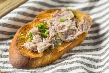Lezzetli ördek karaciğer Pate yaymak tost ve maydanoz ile