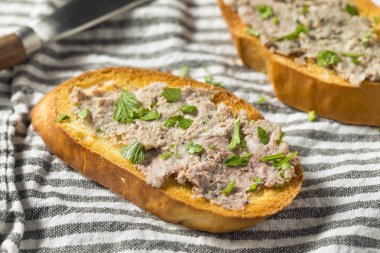Lezzetli ördek karaciğer Pate yaymak tost ve maydanoz ile