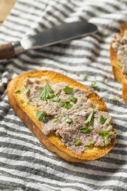 Lezzetli ördek karaciğer Pate yaymak tost ve maydanoz ile