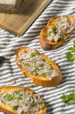 Lezzetli ördek karaciğer Pate yaymak tost ve maydanoz ile