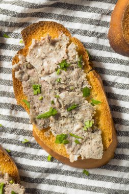 Lezzetli ördek karaciğer Pate yaymak tost ve maydanoz ile