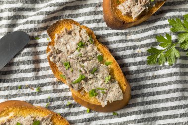Lezzetli ördek karaciğer Pate yaymak tost ve maydanoz ile