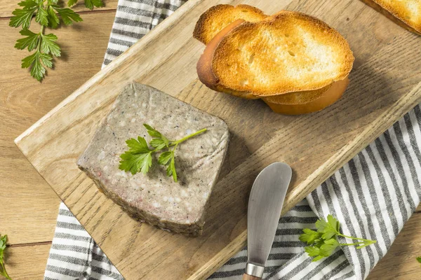 Lezzetli ördek karaciğer Pate yaymak tost ve maydanoz ile