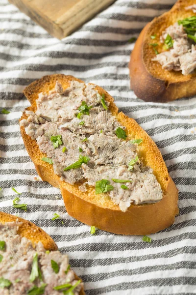 Lezzetli Ördek Karaciğer Pate Yaymak Tost Maydanoz Ile — Stok fotoğraf