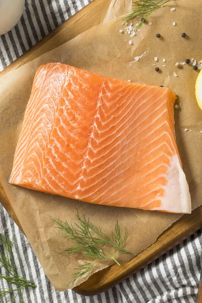 Hazır Yemek Için Ham Organik Atlantik Somon Fileto — Stok fotoğraf