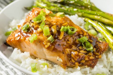 Pirinç ve kuşkonmaz ile ev yapımı fırında Teriyaki somon