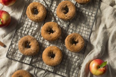 Ev yapımı elma elma şarabı Donuts tarçın şeker